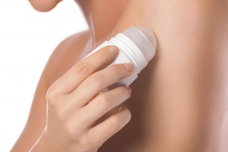 1. Deora deo. A dezodort mindig frissen mosott bőrre kell kenni, hogy a rendeltetésének megfelelő hatást érjük el vele. Ellenkező esetben egyszerűen csak elnyomja a baktériumok által okozott szagokat. 
