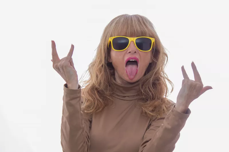 SZŰZ. Egy nagyon intelligens csillagjegy – és imádja a szokatlan dolgokat. Egyszerűen a hobbija válaszokat, megoldásokat, magyarázatokat találni, hogy így segítsen másokon. Igaz, az esetek többségében senki nem kéri erre, és nem is várja el ezt tőle, de ez egy picit sem érdekli. Vele kapcsolatban annyi a jó hír, általában célt is ér. Mire észbe kapsz, ő már mindent el is intézett.