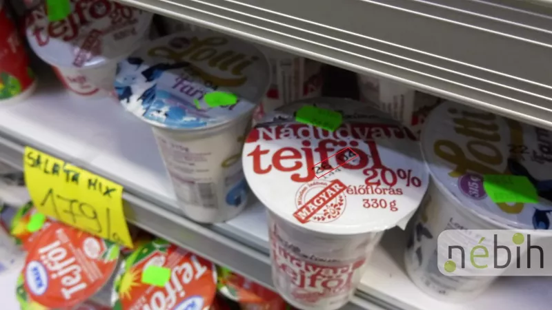 A helyszíni ellenőrzése során összesen 41 tétel élelmiszer (például hús és húskészítmények, kefir, joghurt, tejitalok és egyéb tejtermékek) kapcsán intézkedtek a szakemberek. 