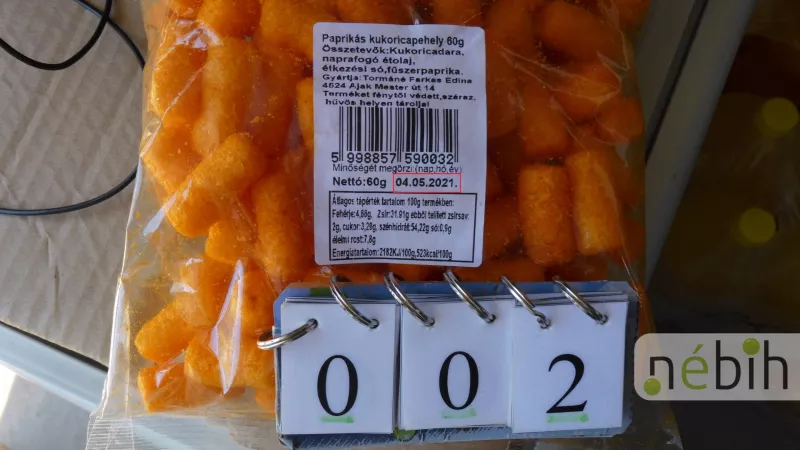 A kifogástolt élelmiszerek egy részét a forgalom előtt nyitva álló eladótérben, másik részét a raktárban tárolták, elkülönítés és a forgalmazást tiltó jelölés nélkül. 