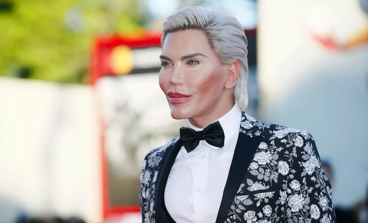 SZIKE: másfél literes kebleket kapott a néhai Ken baba! - Fotók