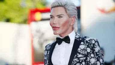 SZIKE: másfél literes kebleket kapott a néhai Ken baba! - Fotók