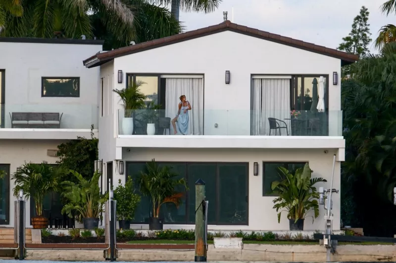 A helyszín Miami, egy tengerparti ház a napokban. A hatalmas teraszon egy ismerős arc vesz épp napfürdőt, egy nő, aki szinte az elég világ ismer...