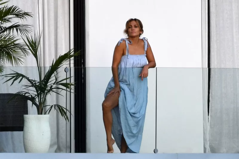 Igen, ő Jennifer Lopez, aki látszólag egy pihentető éjszaka után ejtőzik a festői környezetben. Majd nem sokkal később megjelent még valaki.