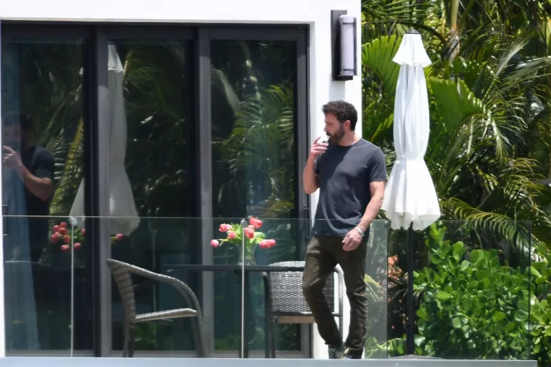 A helyszín Miami, Jennifer Lopez vízparti háza. Ezen a méretes teraszon tűnt fel a napokban többször is J-Lo, majd Ben Affleck. Soha nem együtt, csak külön-külön. Az Affleckről készült képeken a rajongók azonban kiszúrtak valamit.