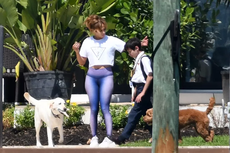 Mindeközben az is világossá vált, a pár nincs kettesben a nyaralóban, J-Lo ugyanis egyik gyermekével és kutyáival is elhagyta már az otthonát. De úgy gondoljuk, már csak másodpercek kérdése, hogy fel is vállalják egymást a nagyvilág előtt. Hivatalosan!