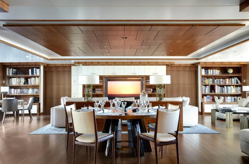 A fapadlós főszalon, amely a tulajdonos lakosztályával együtt egy felső fedélzeten található, egy bálterem méretű helyiség, amely a hajó teljes szélességén átível, többféle ülőalkalmatossággal, nagy TV-vel és egy bárral, ahol Guinness-t csapolnak. 