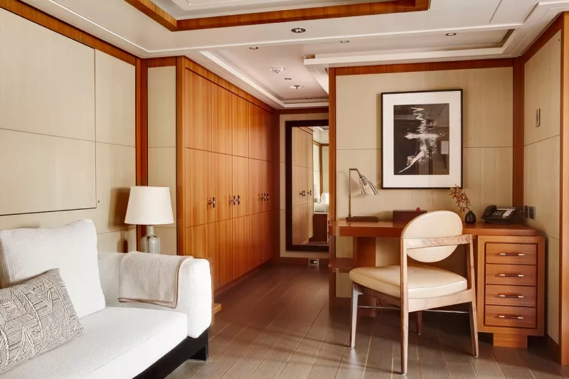 Nem, ez nem egy ház, lakás, vagy nyaraló - ez Spielberg hajója. Öt vendégkabin van a fedélzeten, tágas szekrényekkel, íróasztallal és saját fürdőszobával, míg a VIP vendégkabin két különálló kabinra osztható, saját nappalival, három szekrénnyel és két fürdőszobával rendelkezik. 