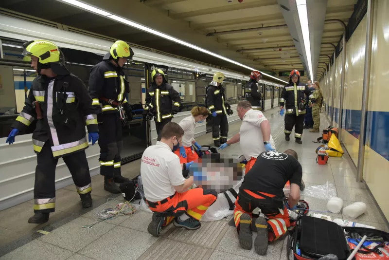 A fővárosi tűzoltók védőruhában mentek le a szerelvény alá, ahol speciális hordágyra fektették, majd a peronszintre emelték a sérültet, és átadták a mentőszolgálat munkatársainak. 