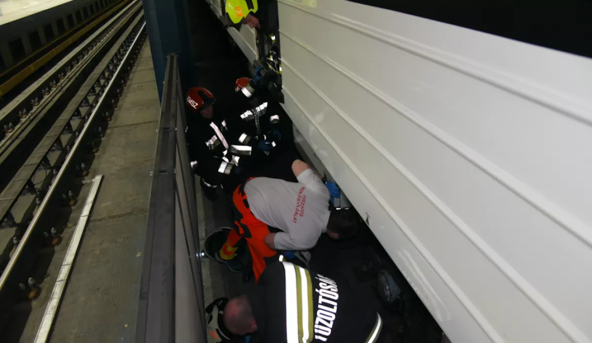 SOKKOLÓ KÉPEK: Levágta a metró a lábát az öngyilkosjelöltnek a Gyöngyös utcánál