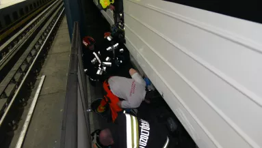 SOKKOLÓ KÉPEK: Levágta a metró a lábát az öngyilkosjelöltnek a Gyöngyös utcánál