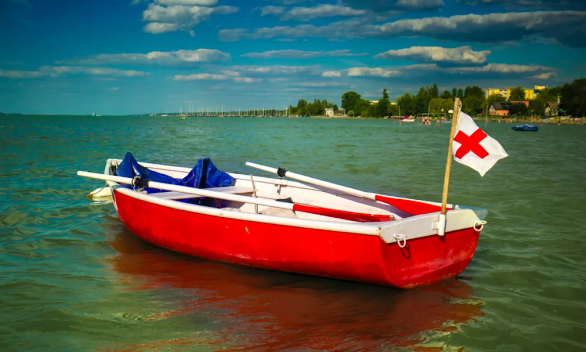 Meghalt egy vízbe ugró fiatal a Balatonon!