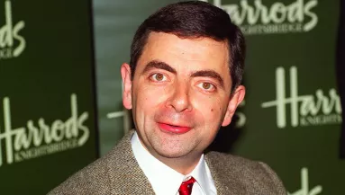 DRASZTIKUS VÁLTOZÁS! A saját apja lehetne Mr. Bean 26 éves lánya! - Fotók
