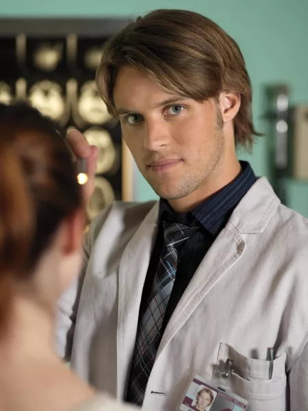 A sorozatokban általában egy fiatal, jóképű mellékszereplő. Ezen a klinikán Dr. Robert Chase volt az.