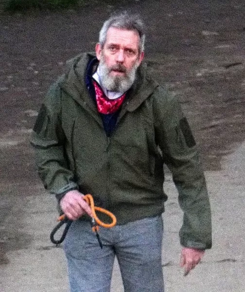 Hugh Laurie 62 éves lett! Ez a fotó alig 3 hónapja készült róla, amikor a kutyáival indult egy nagy sétára. Méretes szakállat növesztett a karanténban és alaposan megőszült. De a sorozat többi szereplője is sokat változott.