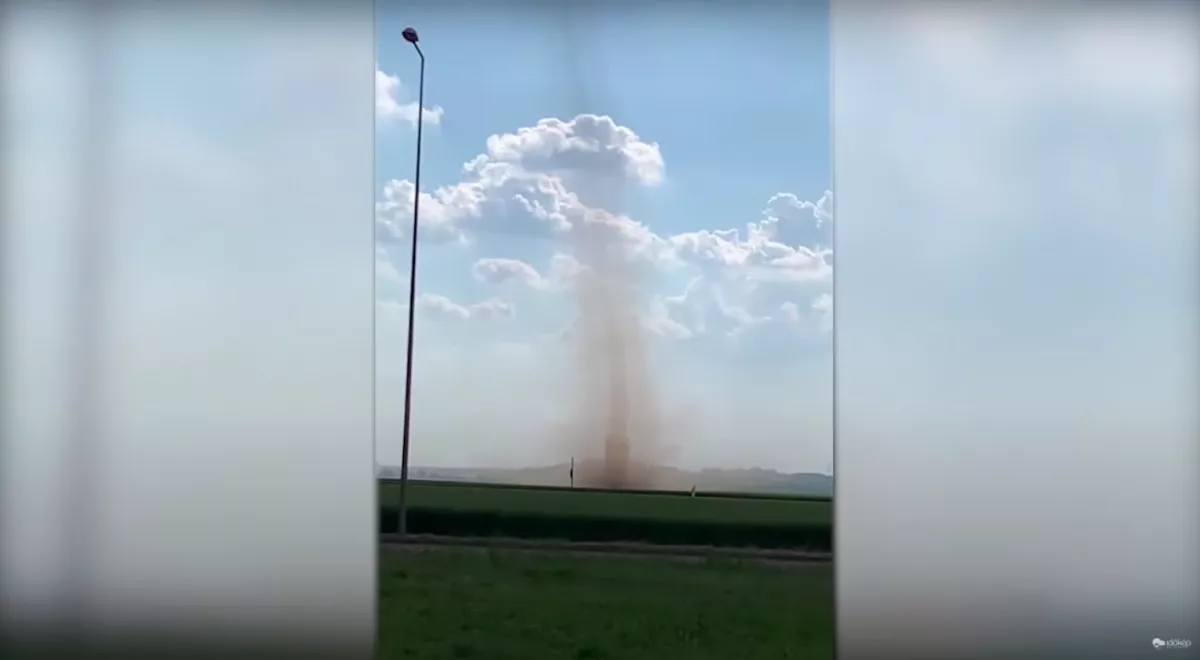 VIDEÓRA VETTÉK: Tornádó csapott le Mohácsnál!