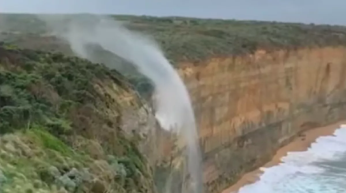 NEM FAKE! Ez a vízesés visszafelé folyik! - Videó