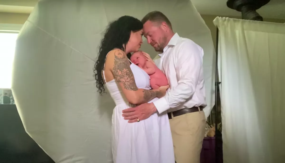 Egy másodperc alatt tette tönkre a családi fotózást az újszülött - Videó
