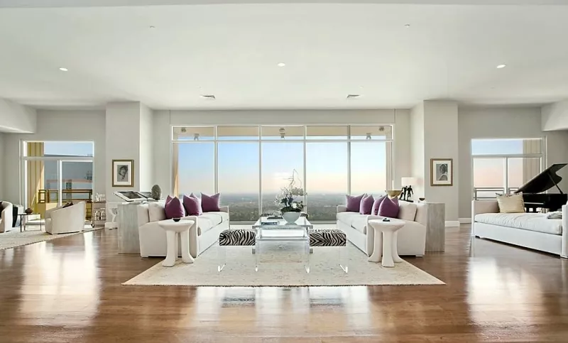 11 milliárd forintnyi dollárért hirdette meg 2019-ben az álomotthonát Matthew Perry, azt a lakást, amelyet Los Angeles egyik legdrágább és legexkluzívabb otthonaként tartanak számon. Végül alig 7 milliárdért vitték el.
