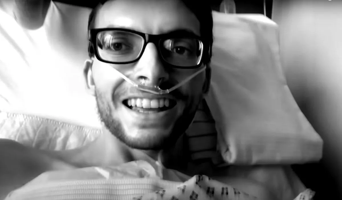 MEGHATÓ! Halálos ágyáról küldött videóüzenetet a 23 éves youtuber!