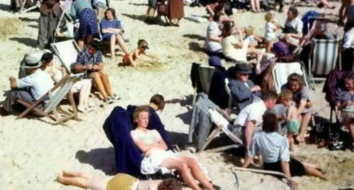 IDŐUTAZÓ? IPhone-nal a kezében tűnt fel a férfi az 1943-ban készült képen!