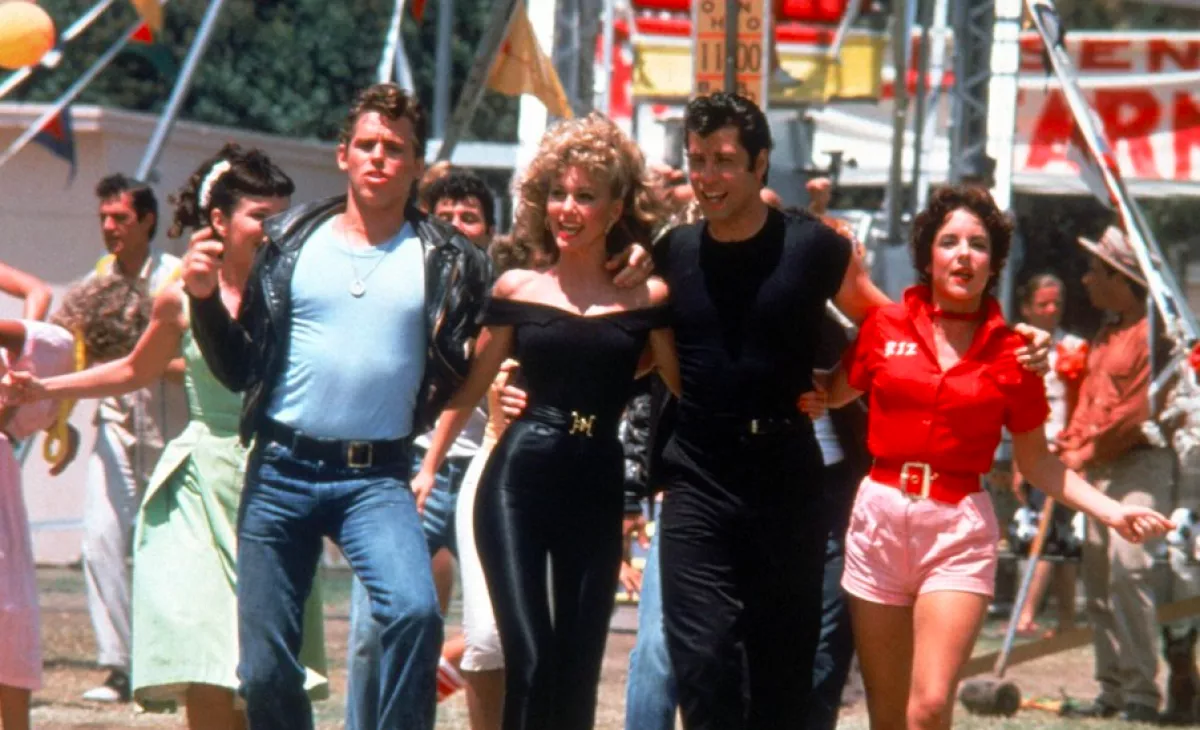 ÉLŐ RONCS! Darabjaira esik szét a Grease sztárja - Legyőzte a plasztika - FOTÓK