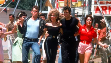 ÉLŐ RONCS! Darabjaira esik szét a Grease sztárja - Legyőzte a plasztika - FOTÓK