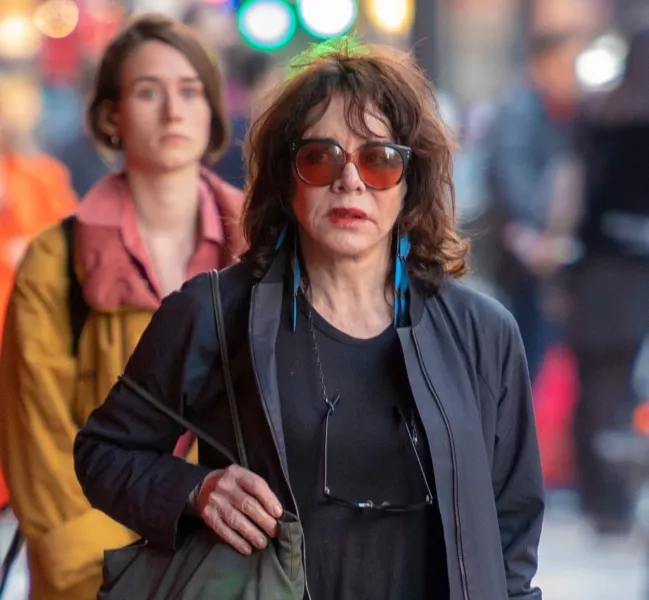 Alig két éve Londonban kapta el egy paparazzi a színésznőt, miközben önfeledten sétálgatott. Ez a legfrissebb kép róla azóta is civilben. A 77 éves sztár egész egyszerűen eltűnt a nyilvánosság elől. 