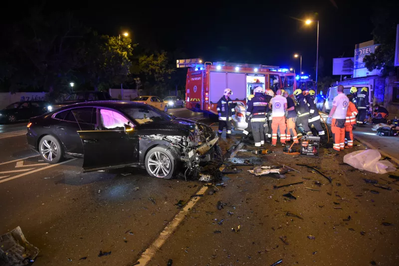 A balesethez öt tűzoltó járművel, közöttük egy nehéz műszaki mentő tűzoltó gépjárművel érkeztek ki a fővárosi tűzoltók. 