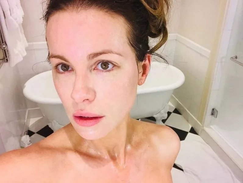S íme a valóság: Kate közösségi oldalán landolt ez a fürdős szelfi, hiába tűnt el, a neten örökre fentmarad majd. 