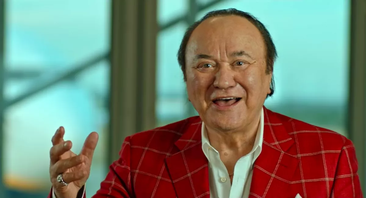 VIDEÓ: Újraforgatta Korda György Reptér című dalának 40 éves videóklipjét a Budapest Airport