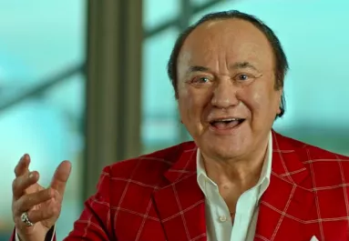 VIDEÓ: Újraforgatta Korda György Reptér című dalának 40 éves videóklipjét a Budapest Airport