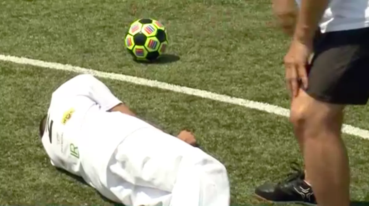 Focimeccsen lett rosszul egy férfi Józsán - a nyelvét is lenyelte!