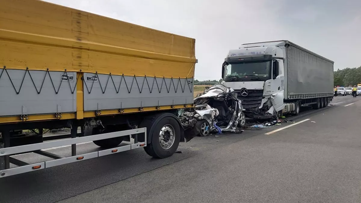 Borzasztó tragédia: álló kocsisorba csapódott a kamion az M5-ösön