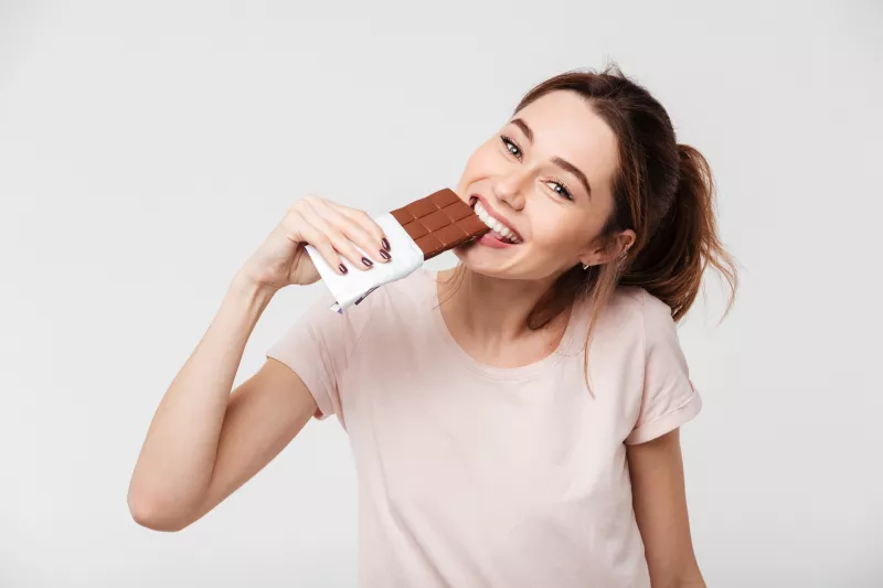Lány csokit eszik