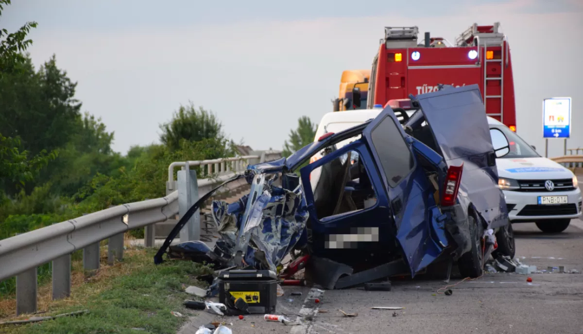 MEGRÁZÓ KÉPEK: szörnyű kamionbaleset Szolnoknál!