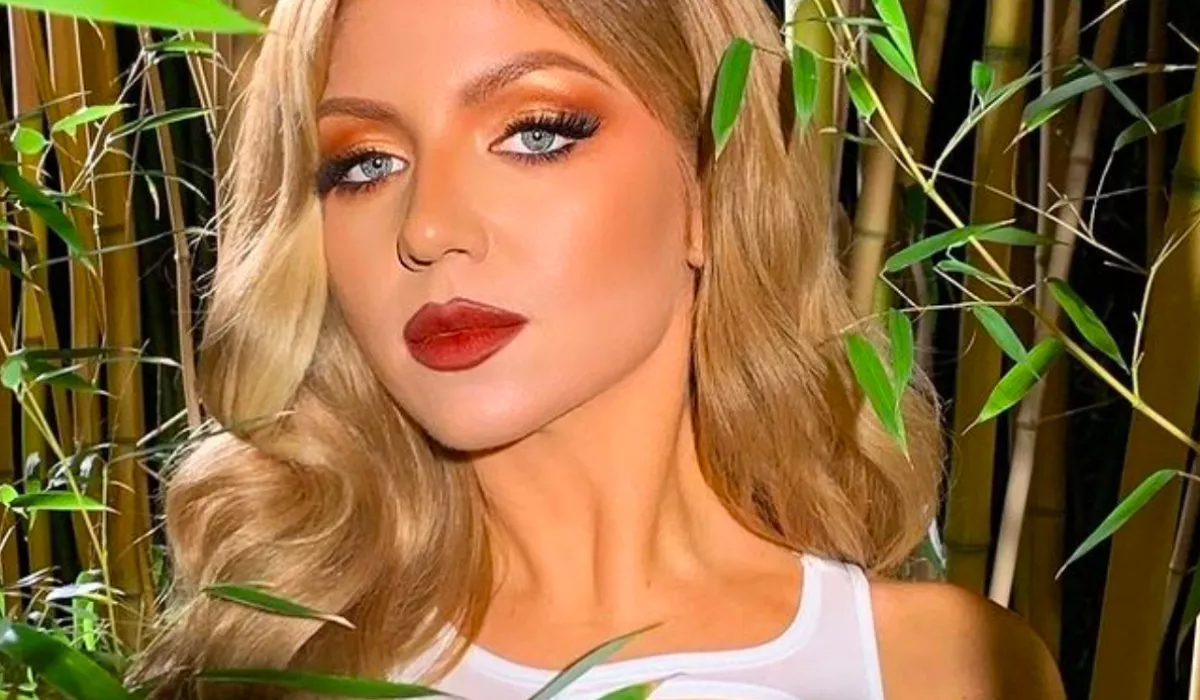 KOMMENTHÁBORÚ! Nem sokat bíz a fantáziánkra Tolvai Reni meztelenruhája! - FOTÓK