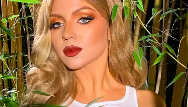 KOMMENTHÁBORÚ! Nem sokat bíz a fantáziánkra Tolvai Reni meztelenruhája! - FOTÓK