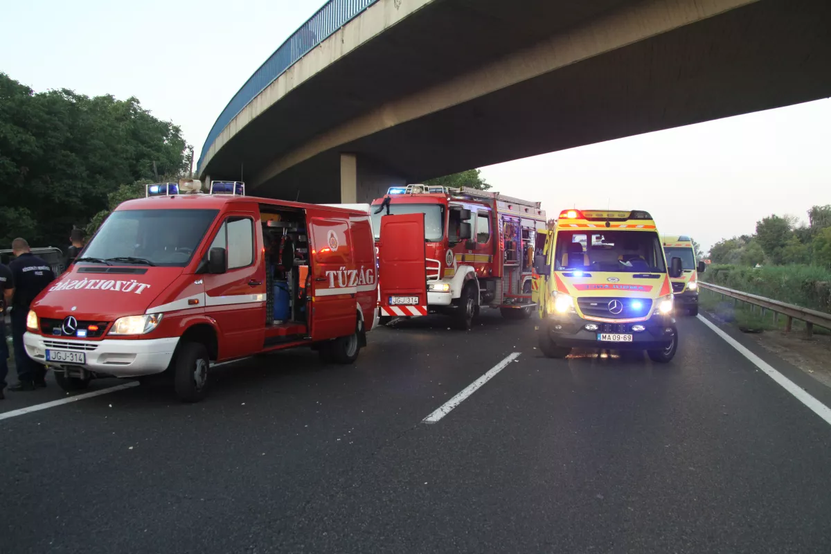 SOKKOLÓ KÉPEK ÉRKEZTEK: 8 halottja és 48 sérültje van az M7-esen történt buszbalesetnek! - VIDEÓ