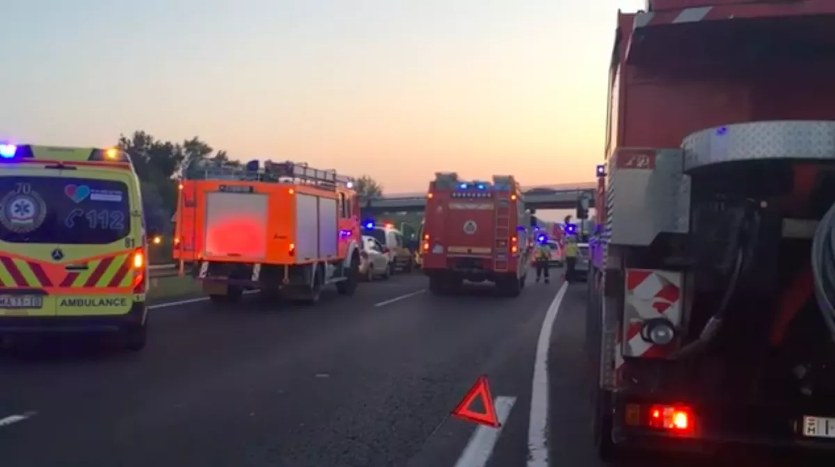 MEGRÁZÓ FELVÉTEL ÉRKEZETT: 8 halottja és 48 sérültje van az M7-esen történt buszbalesetnek! - VIDEÓ