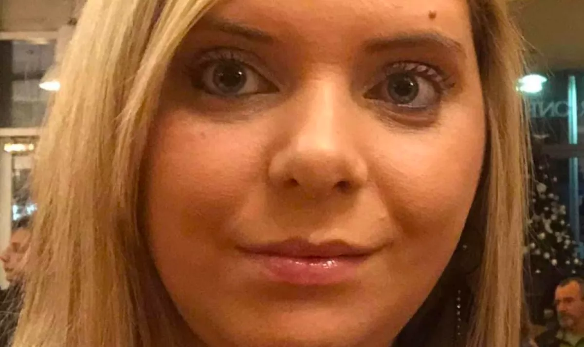 FOTÓK! Egy gyorséttermi hamburger tette tönkre a 34 éves nő életét - a munkáját is elvesztette!