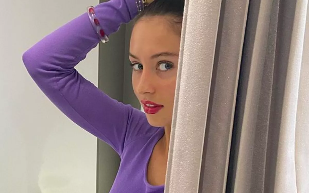 KÖZRÖHEJ: Abroszruha és siklócipő együtt? - Jude Law lányának a haját is letolták - FOTÓK