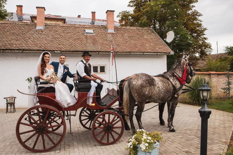 Augusztus 28-án összeházasodott szerelmével Lakatos Lilla, a Magyarország Szépe közönségdíjas királynője. A 120 fős lakodalmat Túrkevén tartották, a vőlegény a családi házból kérte ki a lányt, akit hintóval vitt az esküvő helyszínére. 