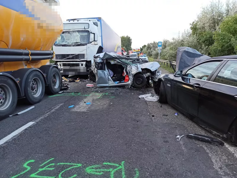 Tömegbaleset a 4-es főúton