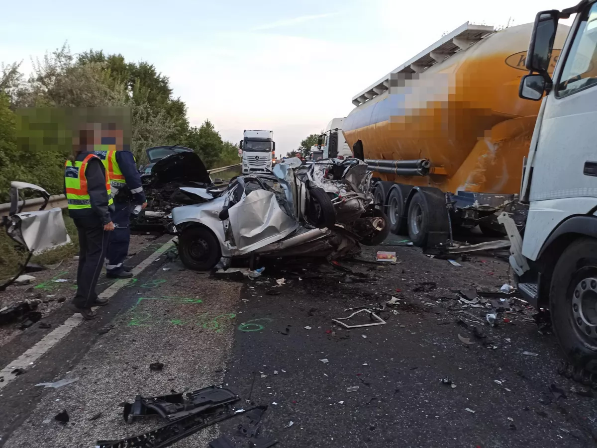 BRUTÁLIS TÖMEGKARAMBOL: megrázó képek érkeztek a 4-es főútról!