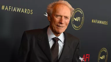 BOMBÁZÓ: ez a 27 éves lány a 91 éves Clint Eastwood barátnője! - Fotók