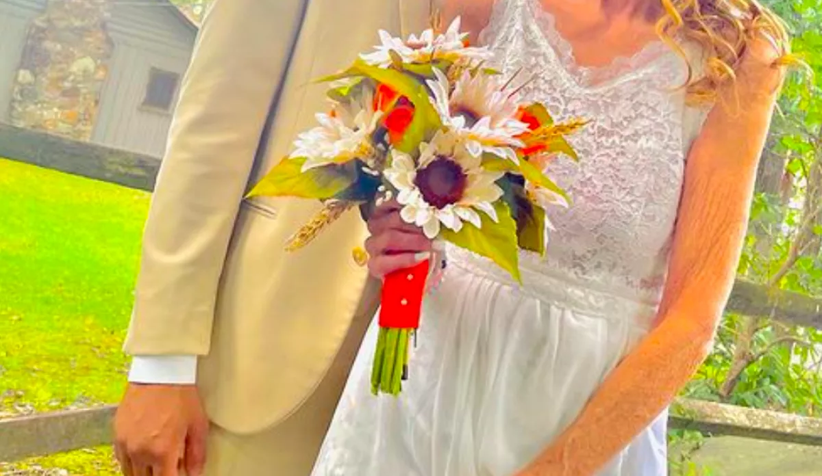 DÖBBENET! Összeházasodott 24 éves szerelmével a 61 éves nagyi - FOTÓK