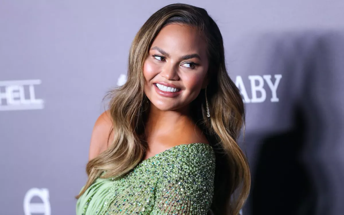 50 NAPJA NEM ISZIK: Chrissy Teigen arcáról leszívták a zsírt - Fotók