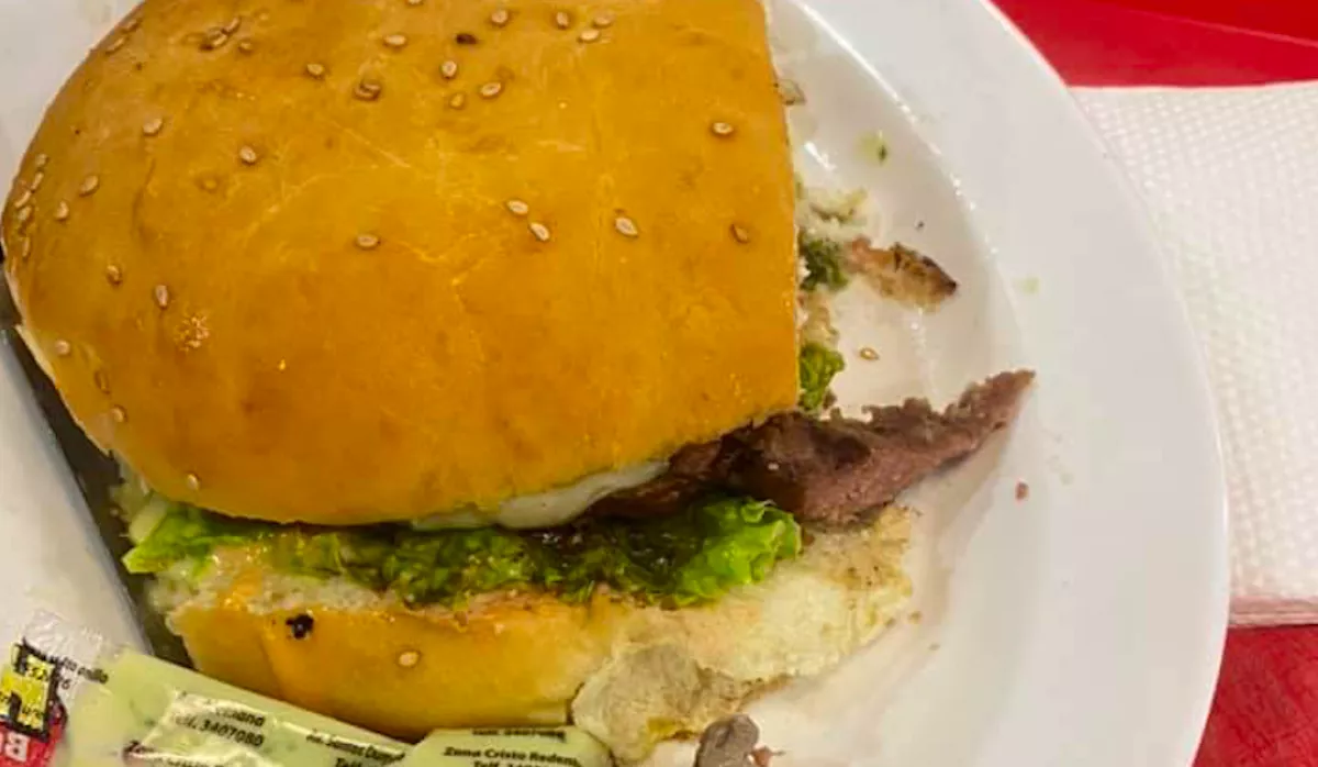 SOKKOLÓ KÉPEK! Emberi ujjat talált a hamburgerében egy nő!