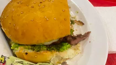 SOKKOLÓ KÉPEK! Emberi ujjat talált a hamburgerében egy nő!